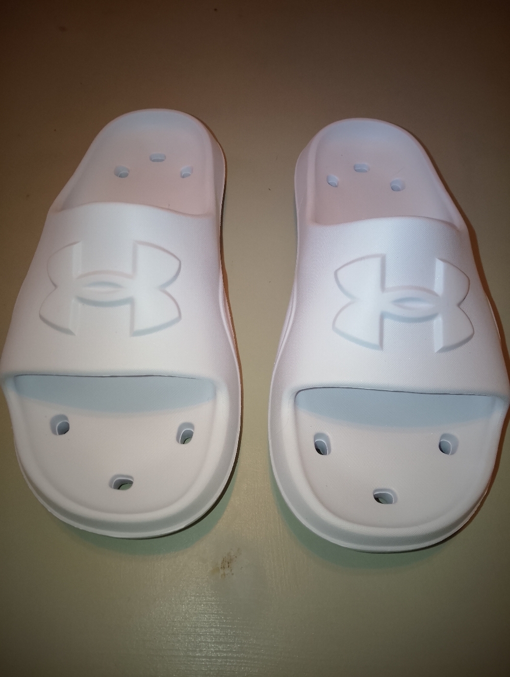 BNWT UNDER ARMOR SLIDES
